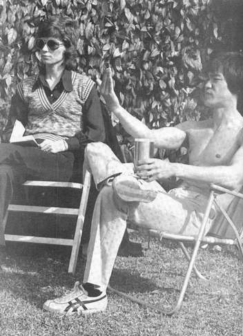 Bruce Lee samen met zijn vrouw Linda Emery op de set van 'Enter the dragon'
